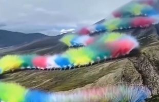 喜马拉雅山烟花秀引争议，记者探访：三天后现场仍有痕迹