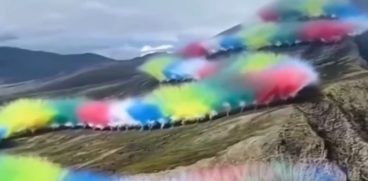 喜马拉雅山烟花秀引争议，记者探访：三天后现场仍有痕迹