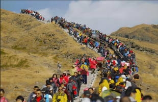 金观平：红火黄金周展现中国经济韧性