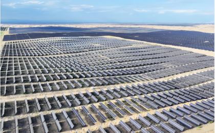 沙漠里建起巨型“充电宝”    