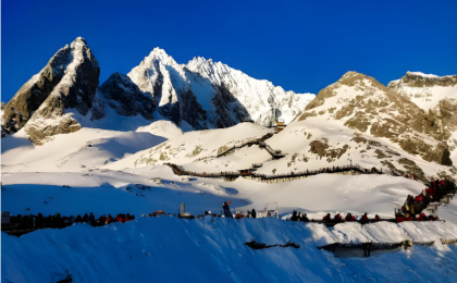 草甸金黄，湖水碧蓝 玉龙雪山迎来“颜值”巅峰！  