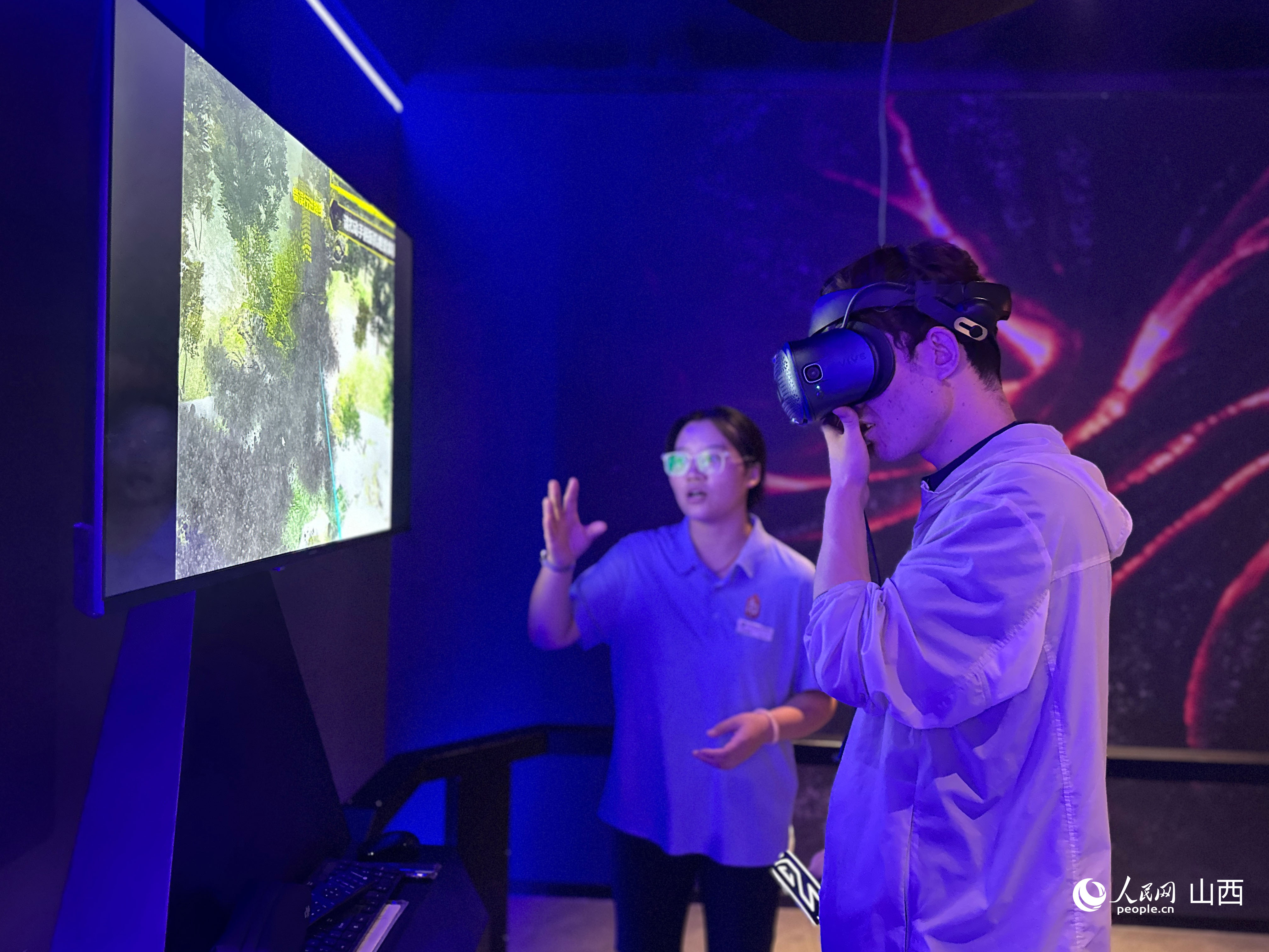 1759220714561828.jpg VR体验。人民网记者.jpg