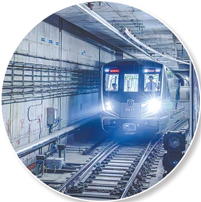 1760515771260541.jpg 试运行的轨道列车行驶.jpg