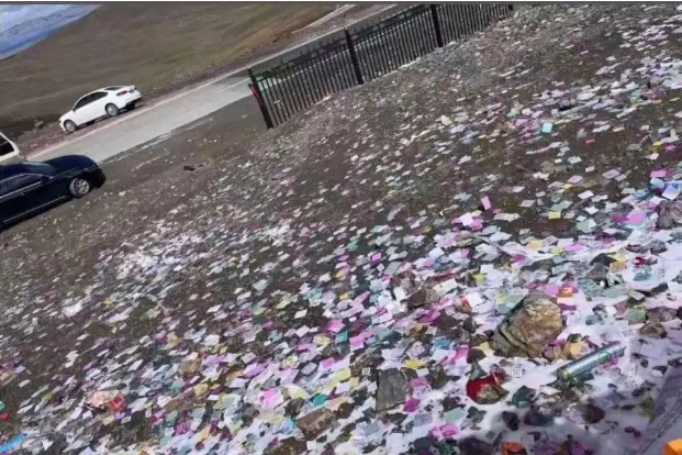 1760961073169994.png 有网友还贴出现场满地纸片的图片.png