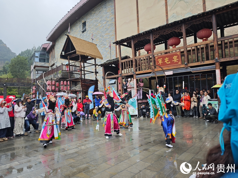 1763353779169595.png 云峰屯堡内的地戏演出.png