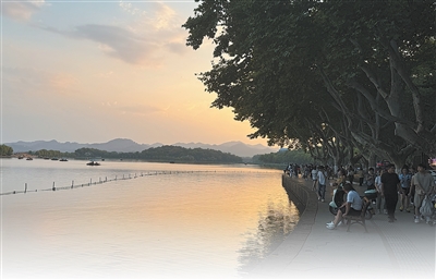 1763694022589094.jpg 西湖边的北山街上,.jpg