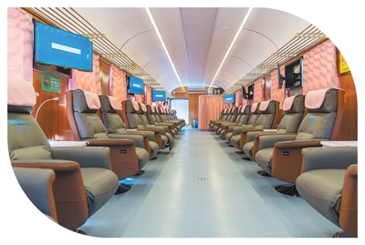 1763694043542427.jpg 杭州东站东广场上,由4节车.jpg