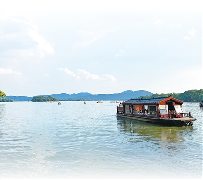 1763694053728142.jpg 西湖上的游船。.jpg