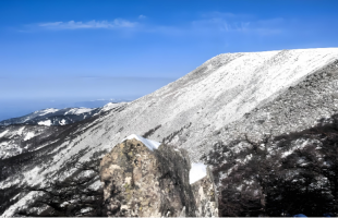 5人违规穿越鳌山