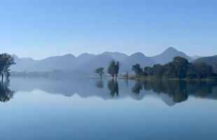 治愈！云南砚山湖如镜，盛满一池天光云影  