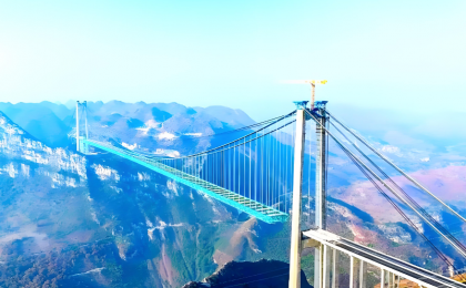 震撼！花江峡谷大桥水幕彩虹梦幻同框 