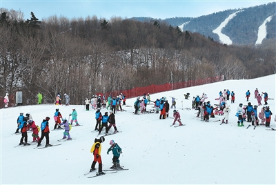 1765958469611632.jpg 游客在哈尔滨亚布力滑雪旅游.jpg