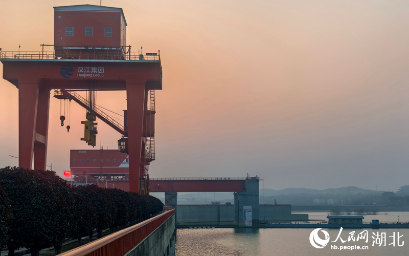 1767597812399439.jpg 丹江口水利枢纽。人民.jpg