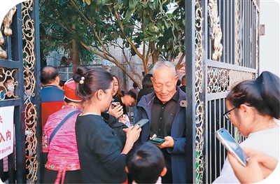 1767598280387725.jpg 冯元勇园长(中)开门迎接游客.jpg