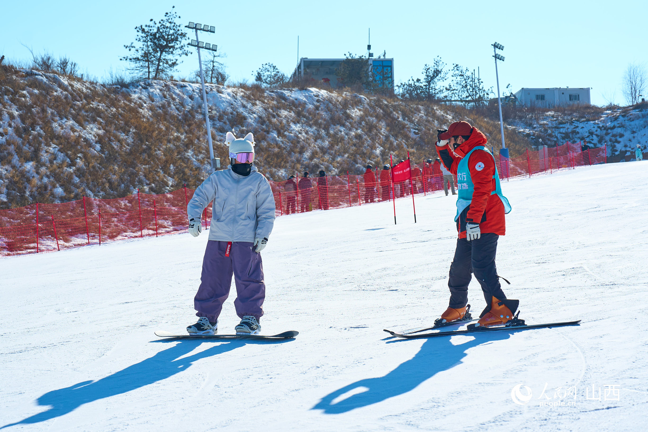 七彩太行云上滑雪场上滑雪爱好者在.jpg