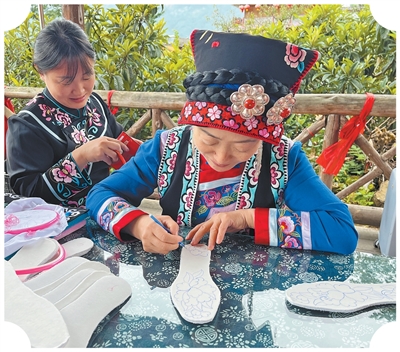 陈云珍（右）在指导村民制作羌绣鞋垫。.jpg