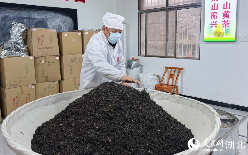 邓洪涛正在烘焙茶叶。.jpg