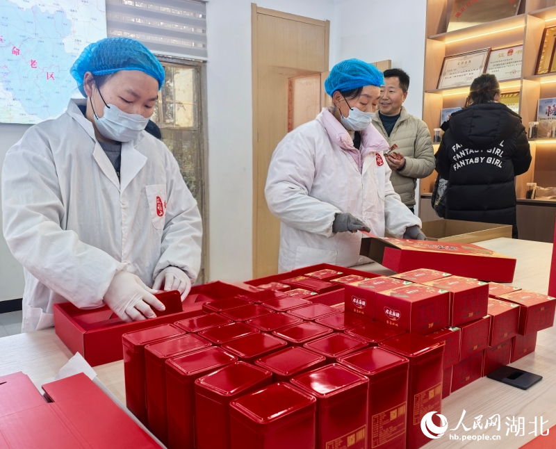 工人们忙着打包黄茶麻糖礼盒.jpg