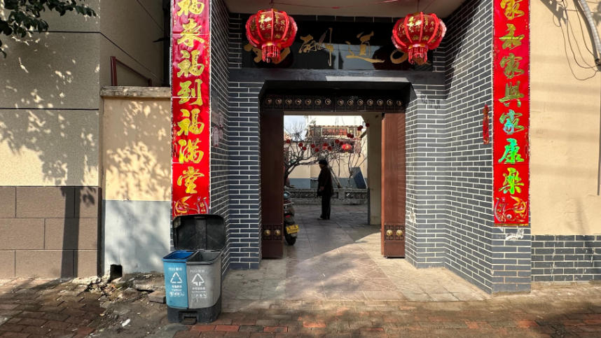 1772078457339932.jpg 村民家门口放置的分类垃圾桶。.jpg